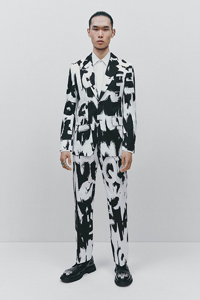 اجعل لكل إطلالة من إطلالاتك قصة مع تشكيلة Alexander McQueen لموسم خريف وشتاء 2022